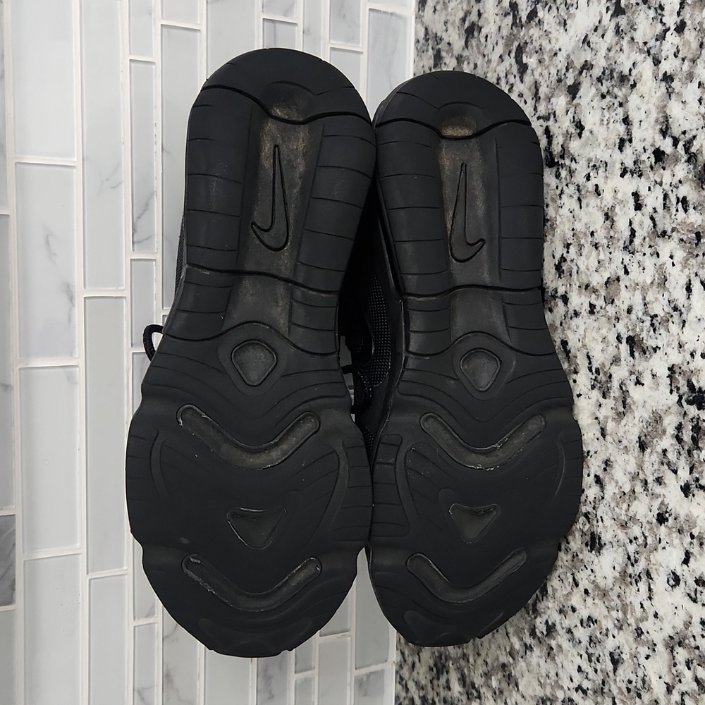 Triple Black Nike Air Max 200 Running Shoes sz 8.5 solid sneakers AT6175-003 - Picture 6 of 6